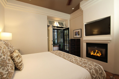 116-king-suite-private-entrance-bedroom