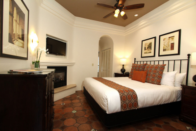 117-king-suite-with-private-entrance-bedroom