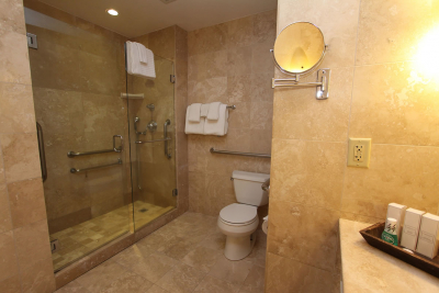 121-accessible-king-deluxe-bathroom