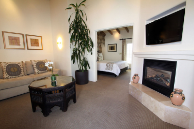 221-king-suite-with-veranda-living-room